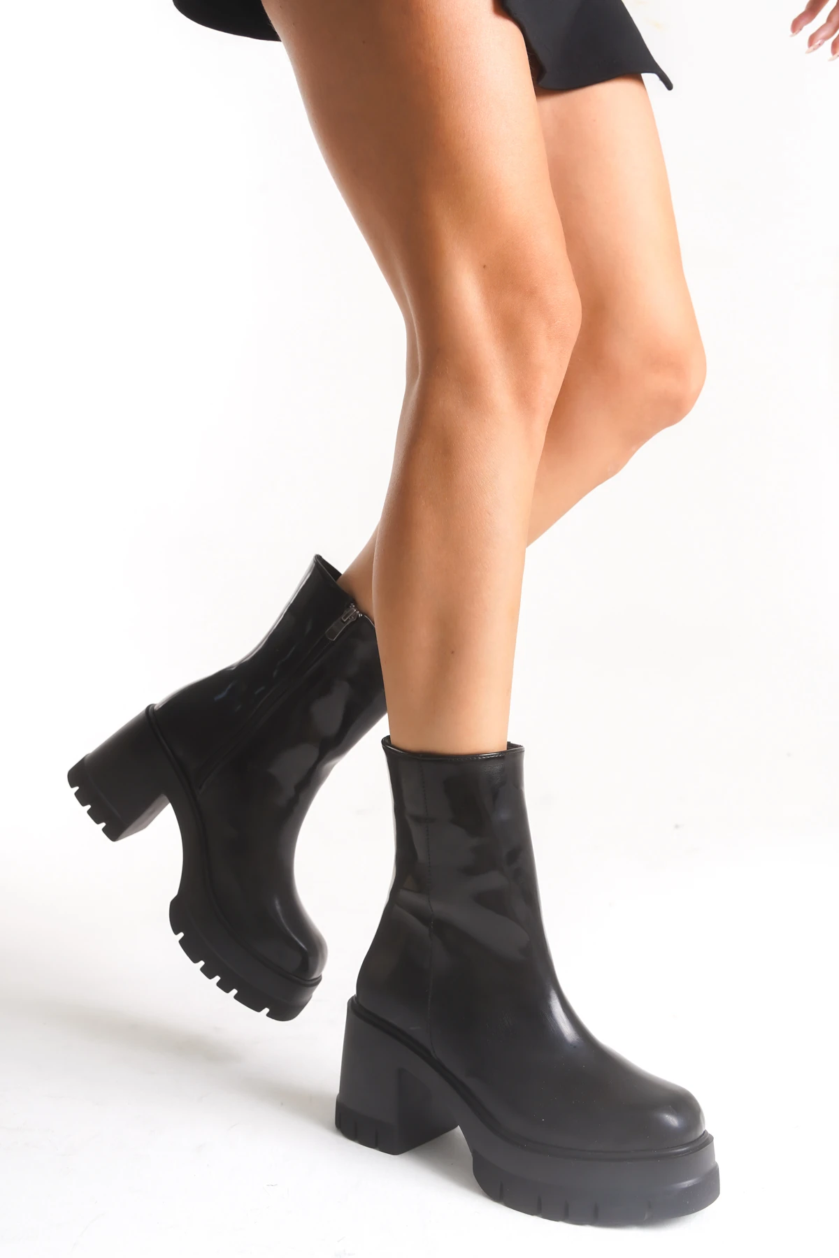 Deri Görünümlü Cilt Yandan Fermuarlı Yüksek Kalın Topuklu Kışlık Kadın Kısa Bot Bootie