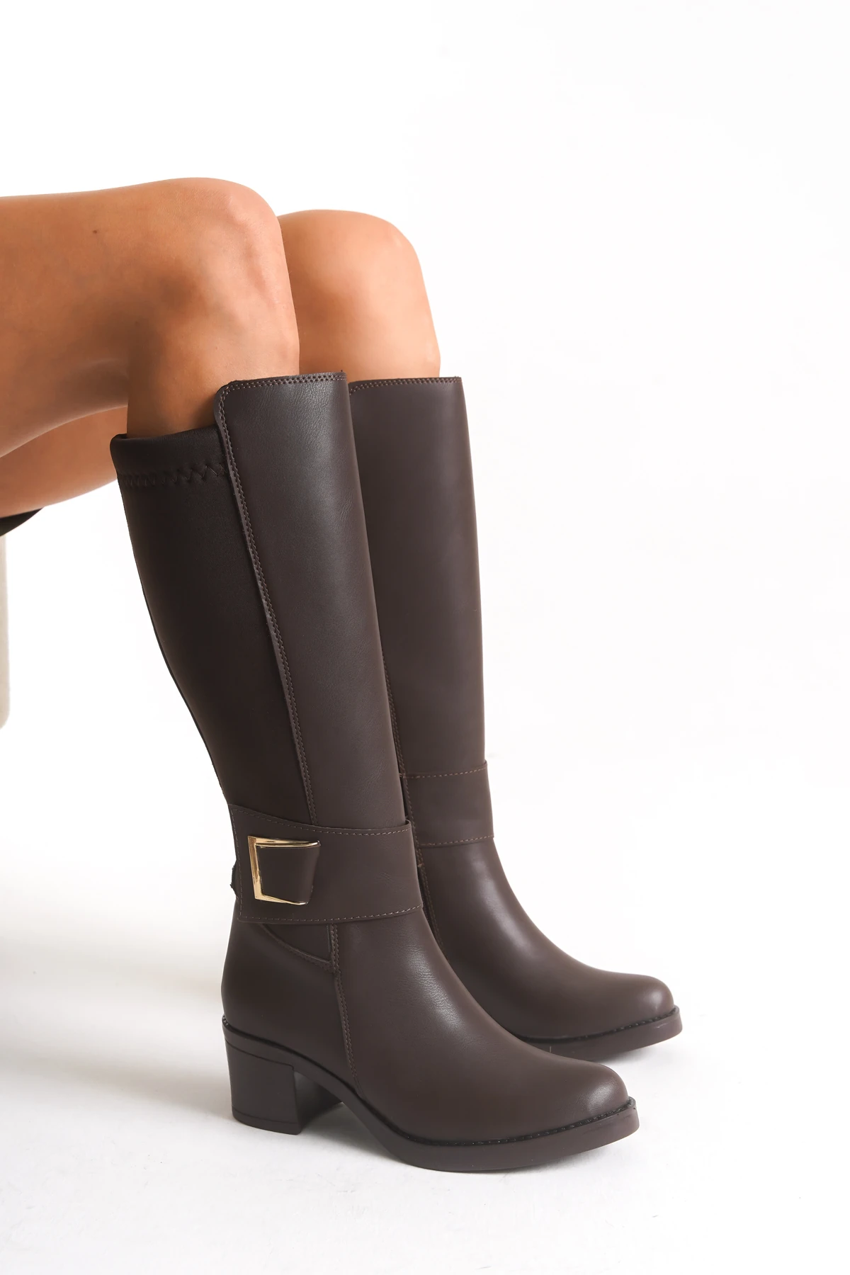 Deri Görünümlü Arkası Streç Esnek Kalın Orta Yüksek Topuklu Toka Detaylı Fermuarlı Uzun Çizme