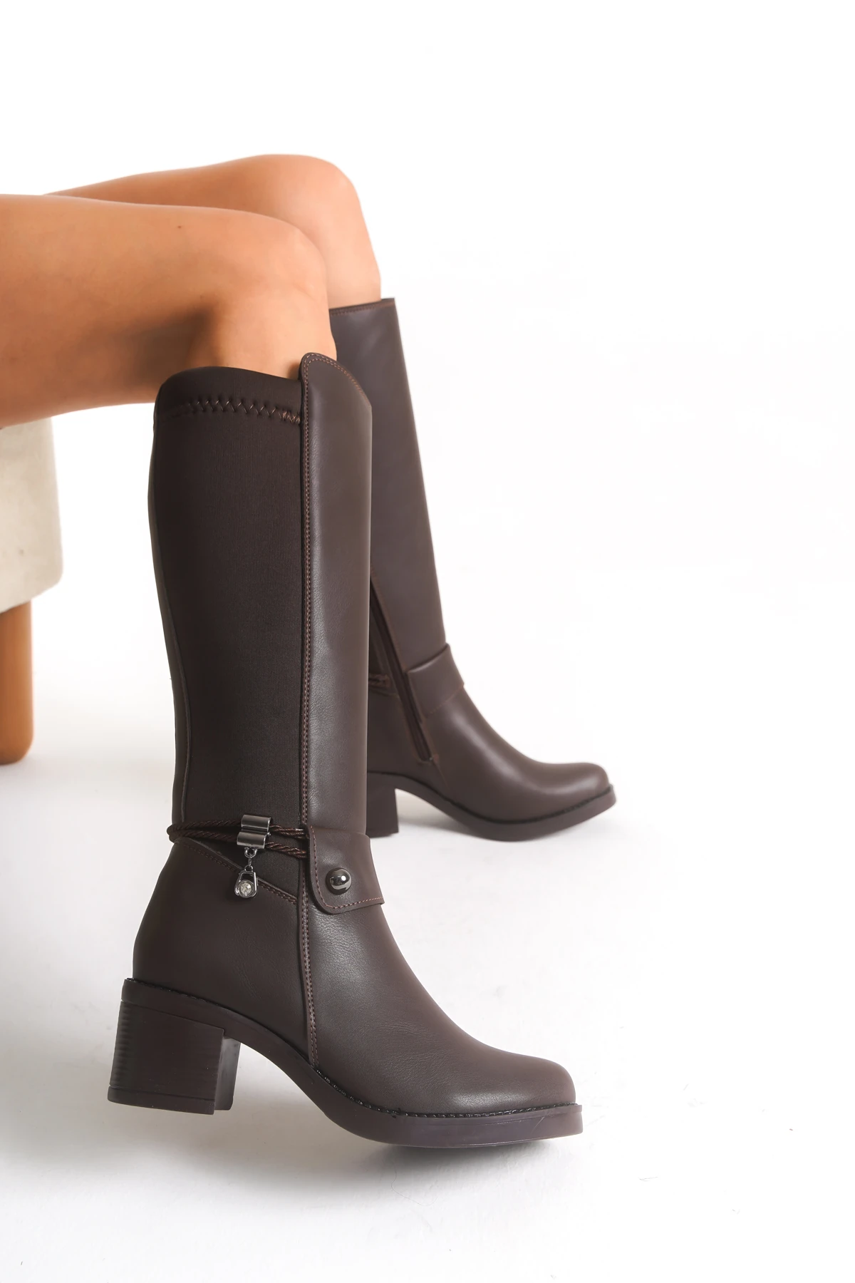 Acı Kahve Deri Görünümlü Arkası Streç Esnek Kalın Yüksek Topuklu Toka Detaylı Fermuarlı Uzun Çizme