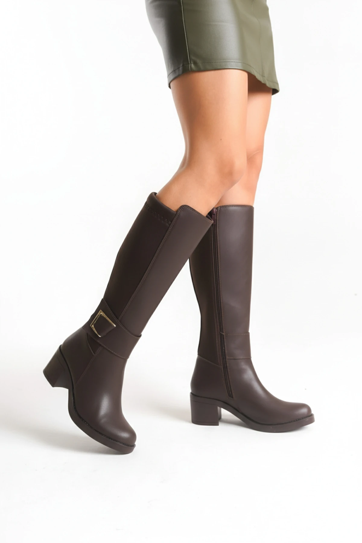 Deri Görünümlü Arkası Streç Esnek Kalın Orta Yüksek Topuklu Toka Detaylı Fermuarlı Uzun Çizme