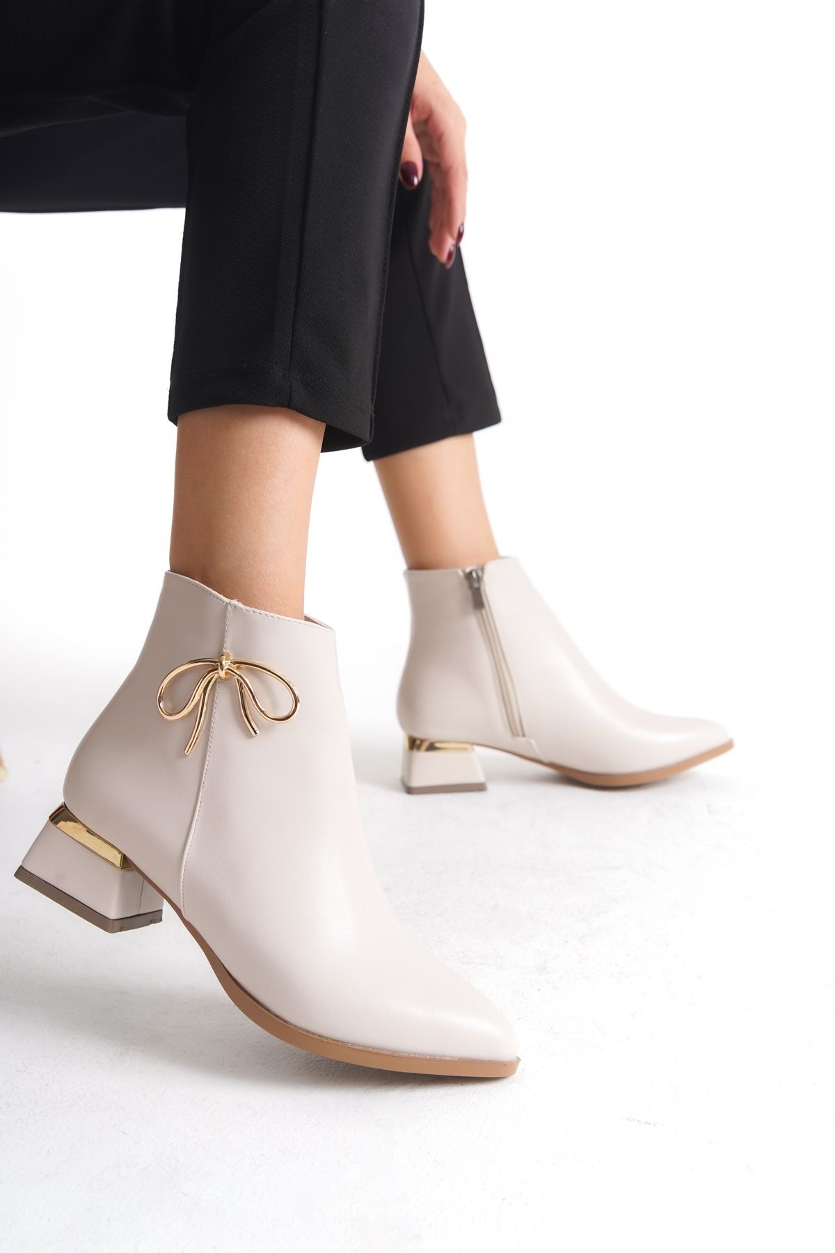Kısa Topuklu Fermuarlı Metal Düğüm Detaylı Kadın Bot Bootie