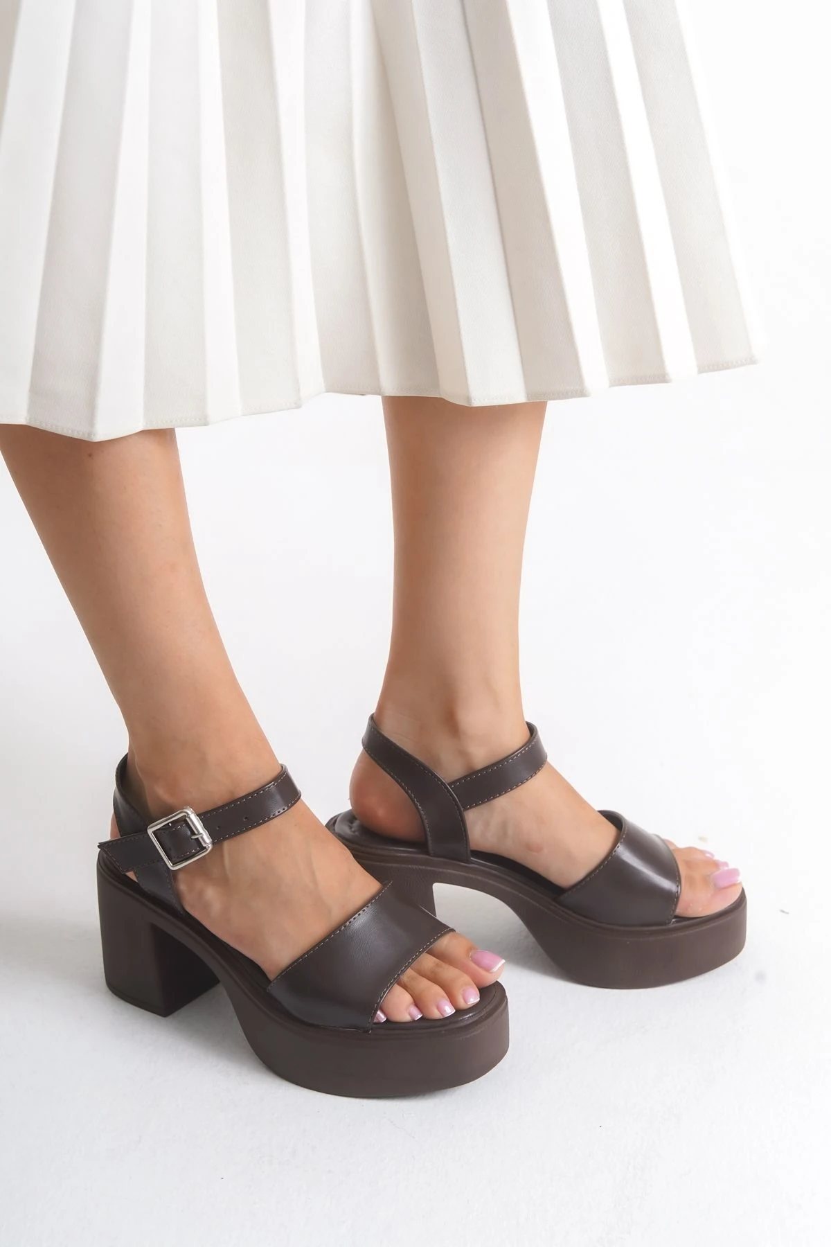 Acı Kahve Yüksek Yandan Tokalı Tek Şeritli Önü Açık Cilt Yazlık Kadın Dolgu Taban Sandalet Ayakkabı