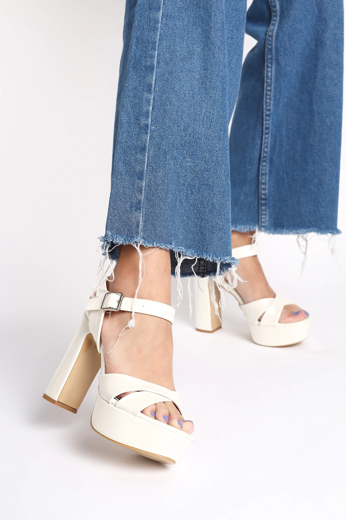 Parlak Çapraz Şeritli Tokalı Kalın Yüksek Platform Kadın Düğün Topuklu Abiye Ayakkabı