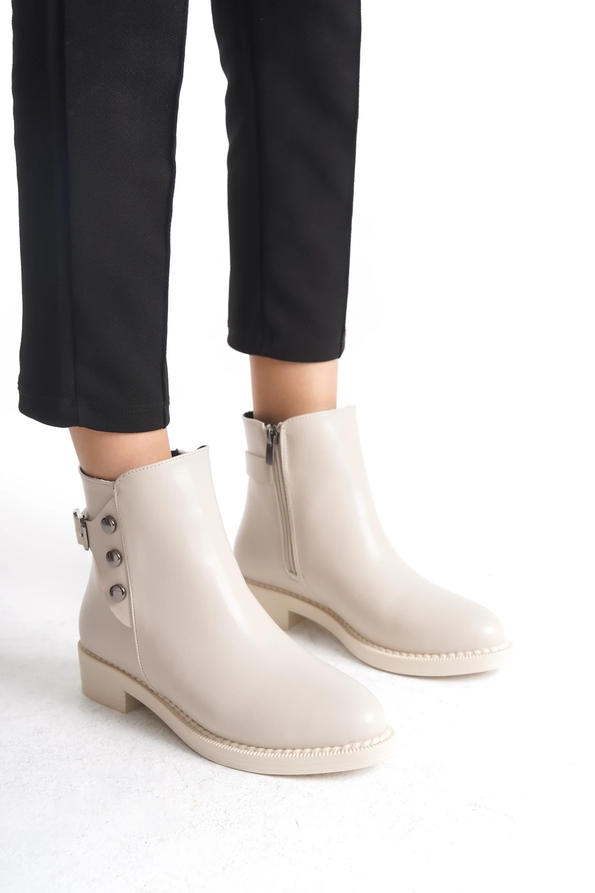 Alçak Taban Fermuarlı Düğme ve Toka Detaylı Kadın Bot Bootie