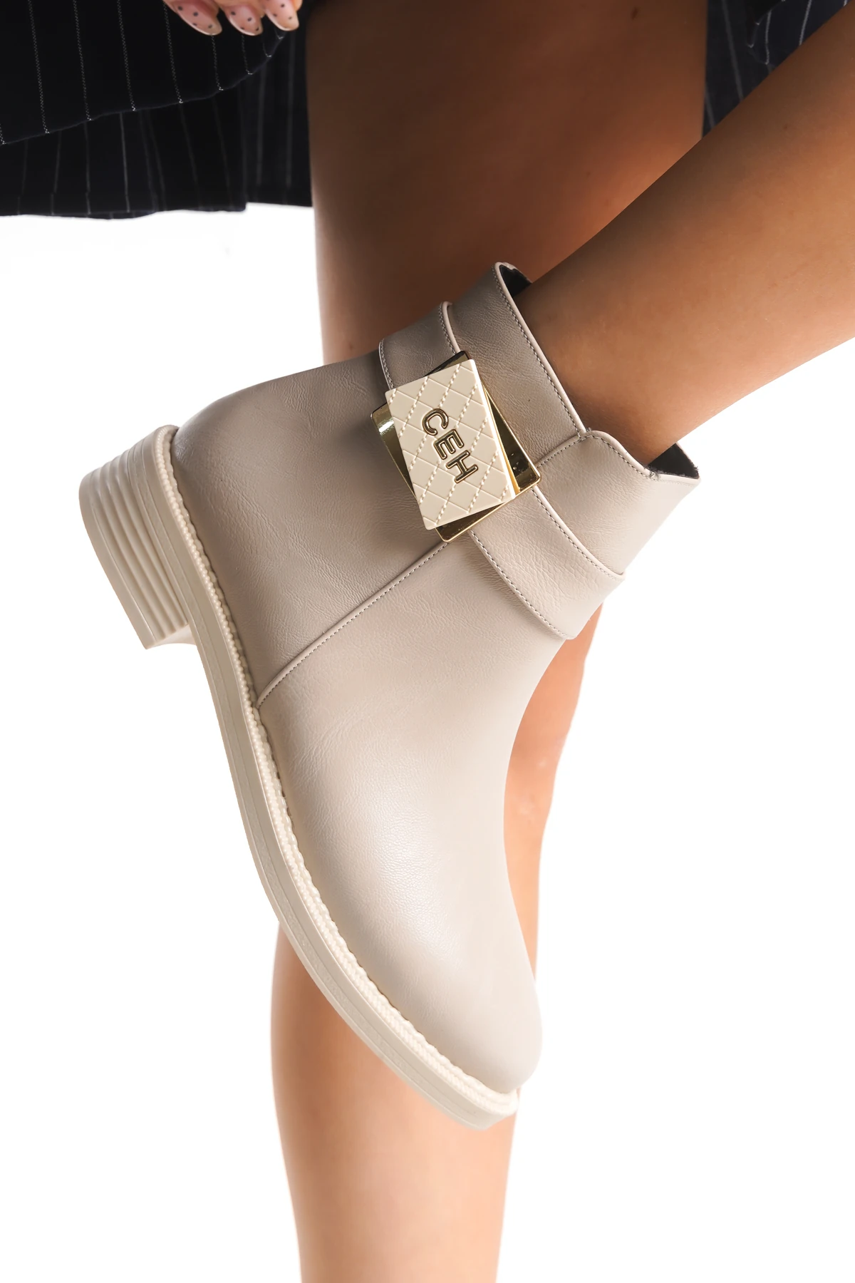 Alçak Taban Fermuarlı Yandan CEH Yazılı Toka Detaylı Kısa Kadın Bot Bootie