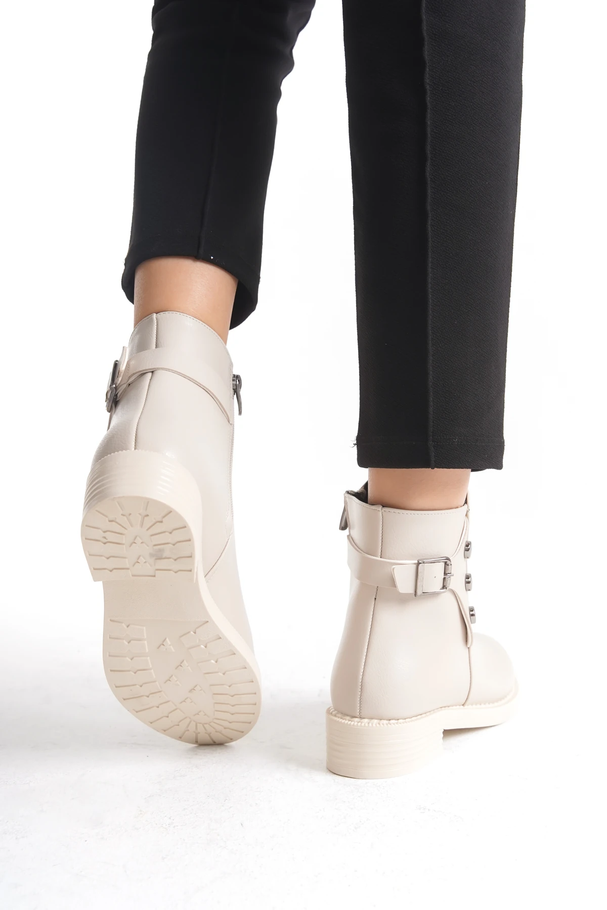 Alçak Taban Fermuarlı Düğme ve Toka Detaylı Kadın Bot Bootie