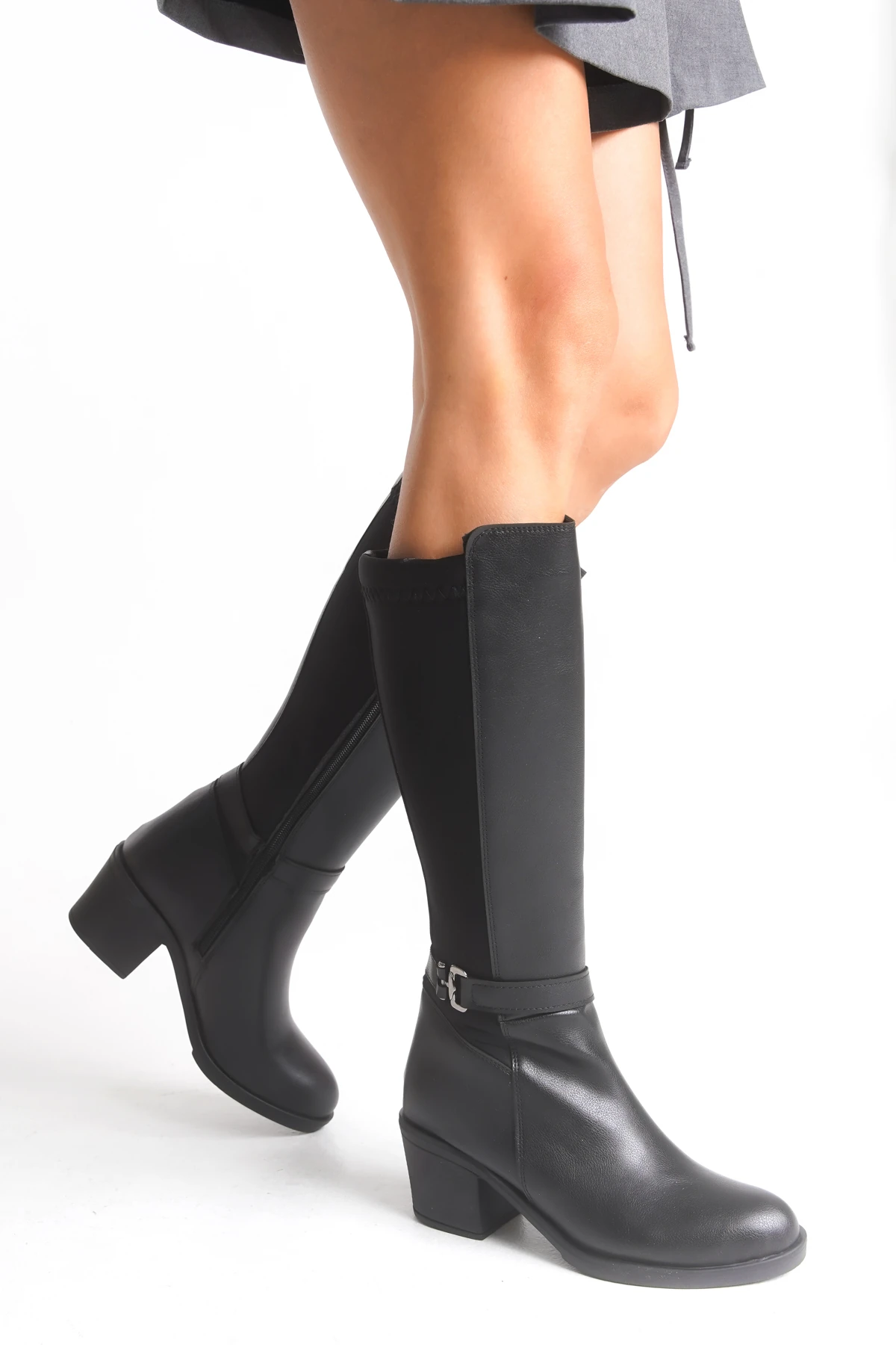Siyah Deri Görünümlü Arkası Streç Esnek Kalın Yüksek Topuklu Toka Detaylı Fermuarlı Uzun Çizme