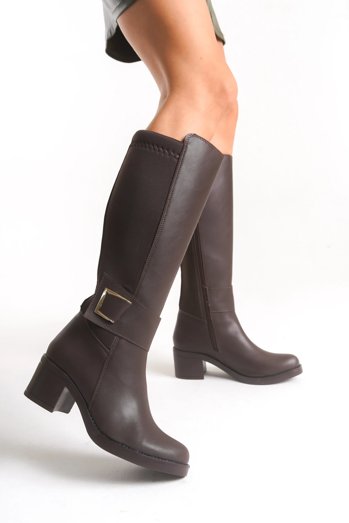 Deri Görünümlü Arkası Streç Esnek Kalın Orta Yüksek Topuklu Toka Detaylı Fermuarlı Uzun Çizme