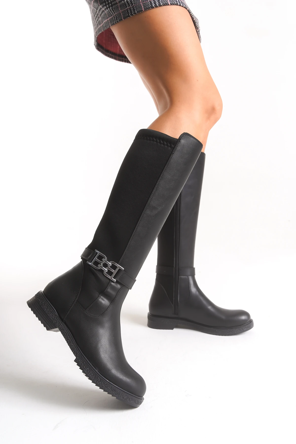 Kadın Siyah Arkası Streç Toka Detaylı Düz Kısa Topuklu Fermuarlı Uzun Çizme - siyah