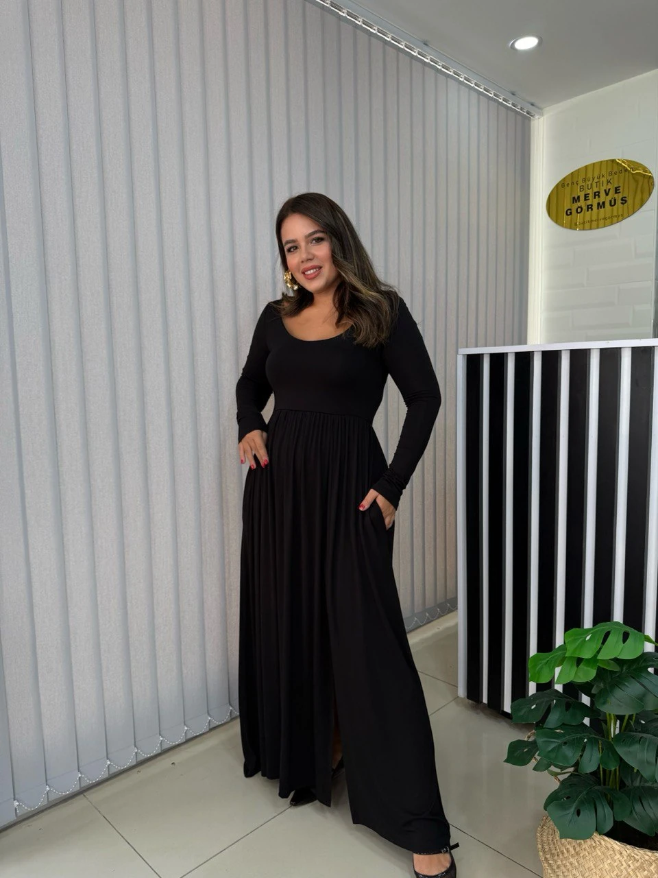 U YAKA UZUN KOLLU YIRTMAÇLI ELBİSE