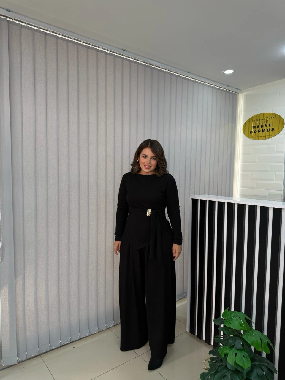 Cherry Broşlu Asimetrik Kesim Takım