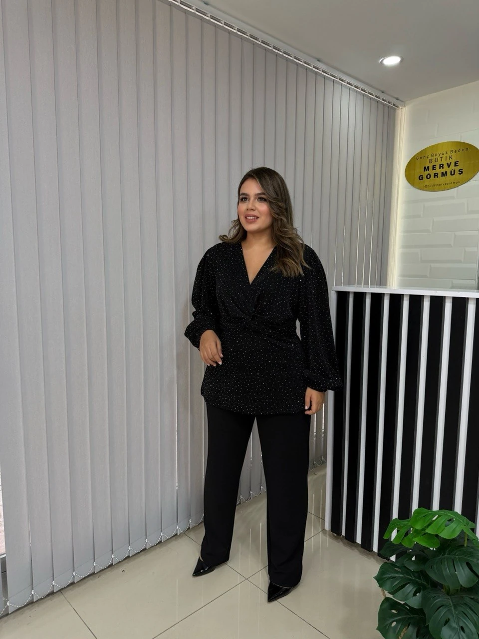 Burgu Detaylı Kruvaze Yaka Taşlı Likralı İkili Takım