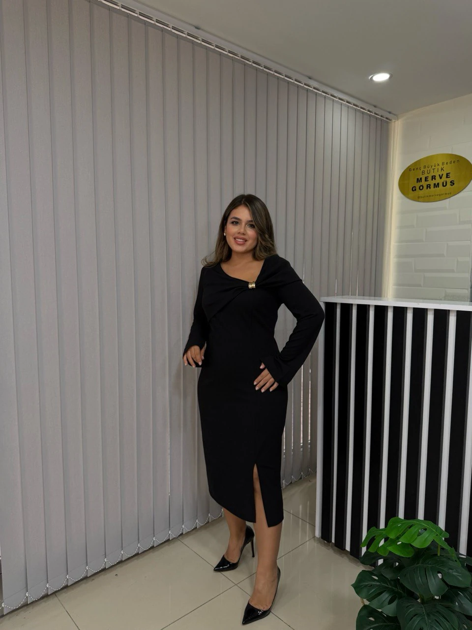 Asimetrik Yaka Broş Detaylı Likralı Krep Elbise