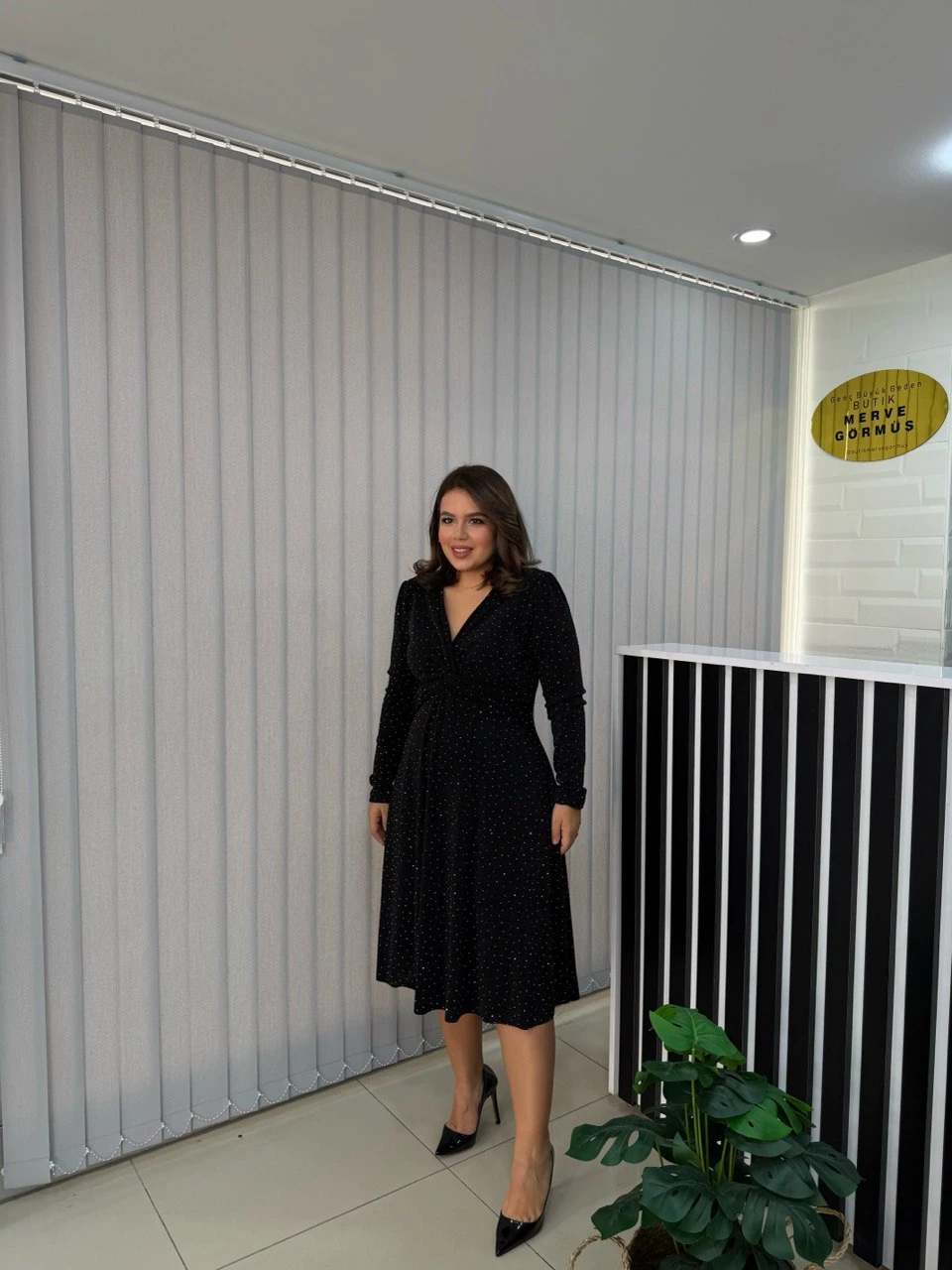 Gess Kruvaze Yaka Düğüm Detay Simli Taşlı Elbise (Ön Sipariş 12.12.2025 Kargo Çıkış)