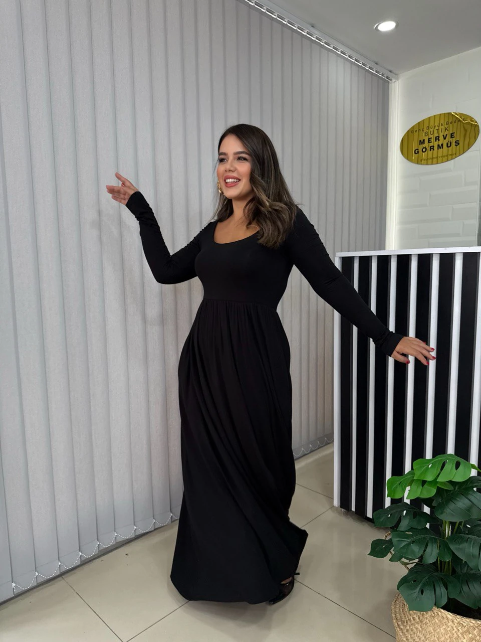 U YAKA UZUN KOLLU YIRTMAÇLI ELBİSE