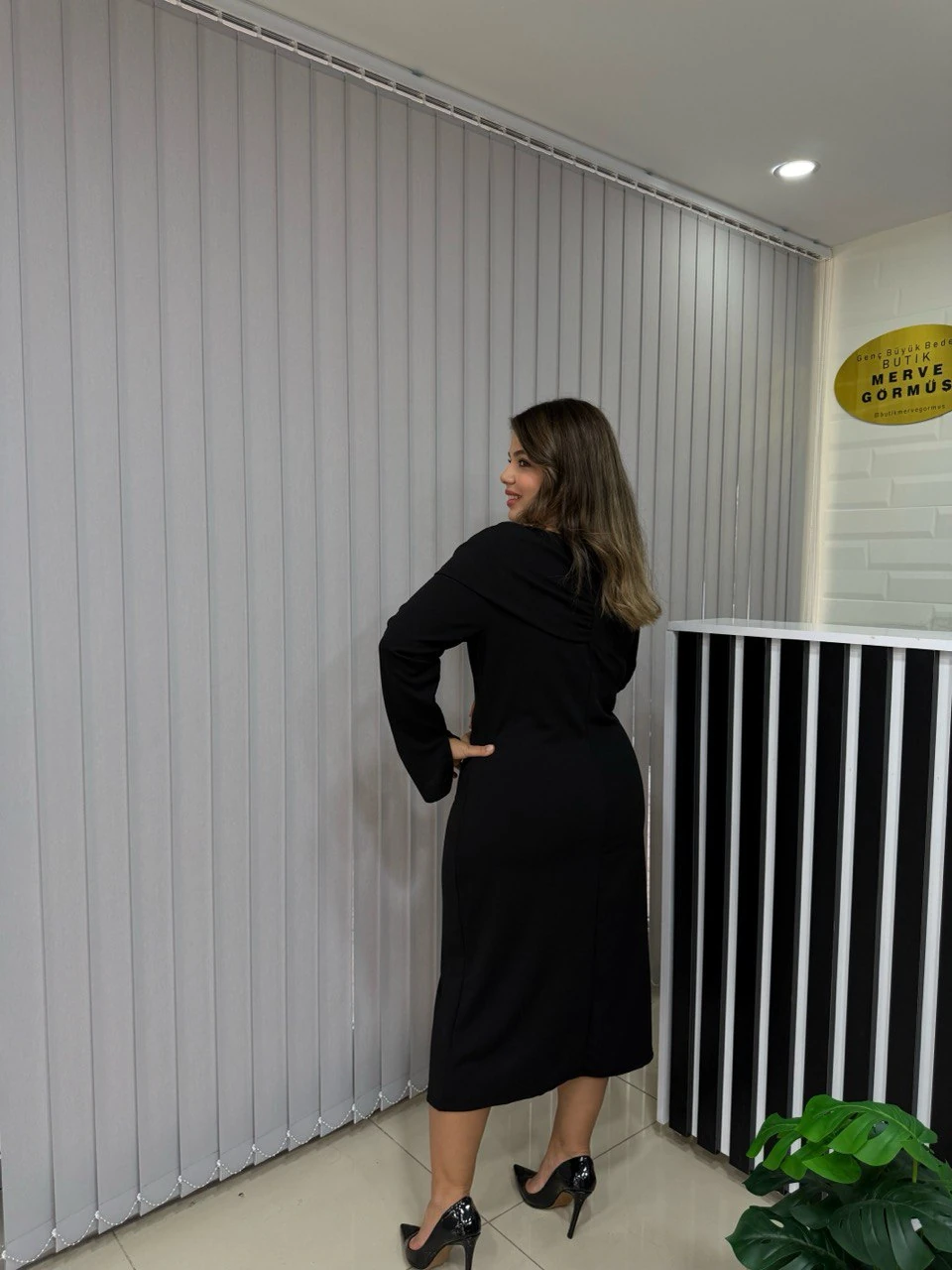 Asimetrik Yaka Broş Detaylı Likralı Krep Elbise