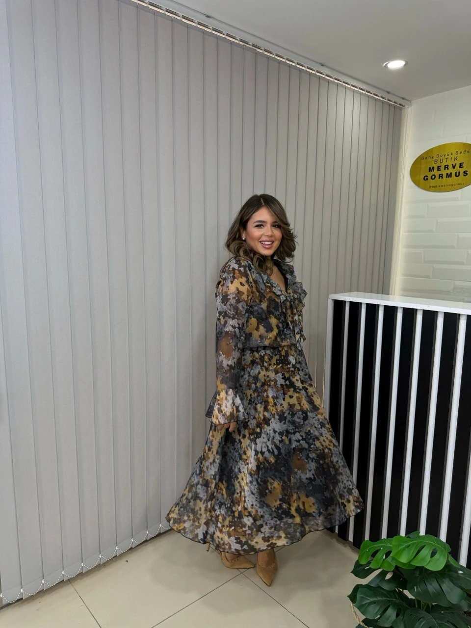 Fiore Yakası Volanlı Lüks Şifon Elbise