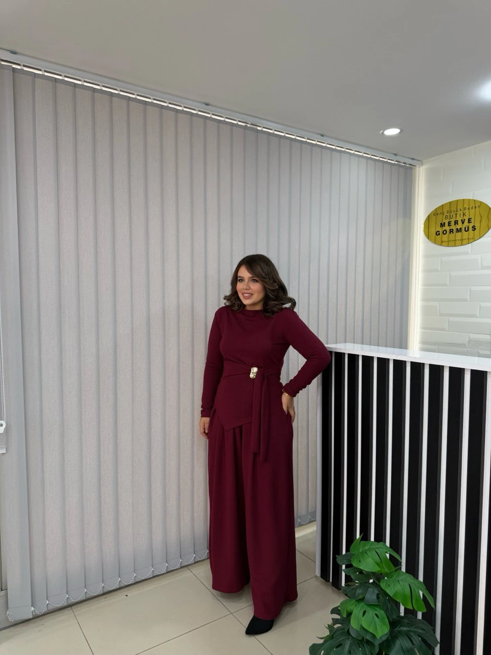 Cherry Broşlu Asimetrik Kesim Takım - Bordo