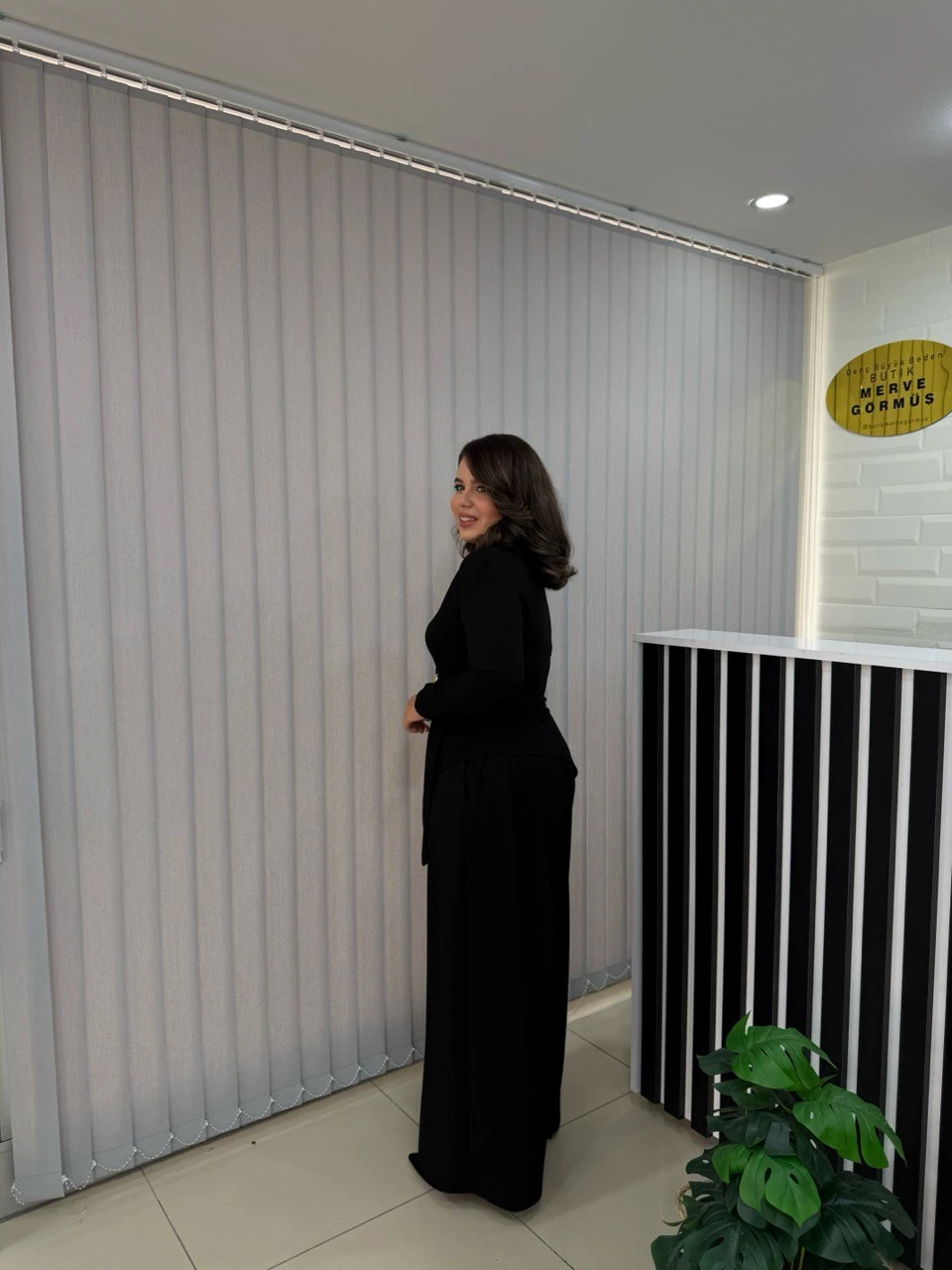 Cherry Broşlu Asimetrik Kesim Takım