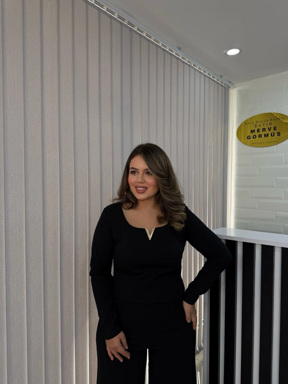 V Gold Detaylı Fit Kalıp Bluz