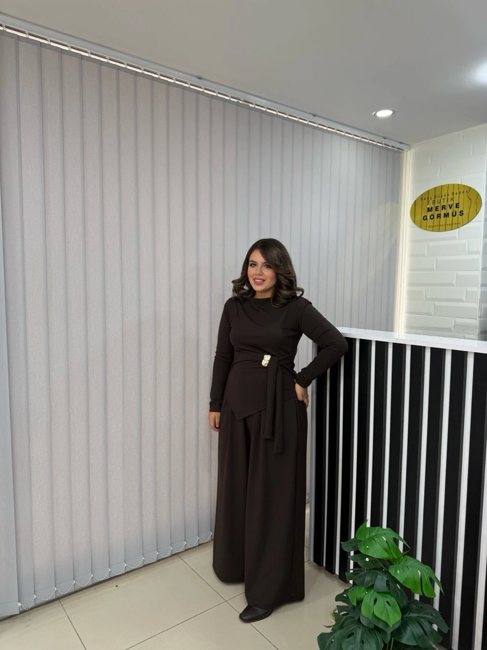 Cherry Broşlu Asimetrik Kesim Takım - Kahverengi