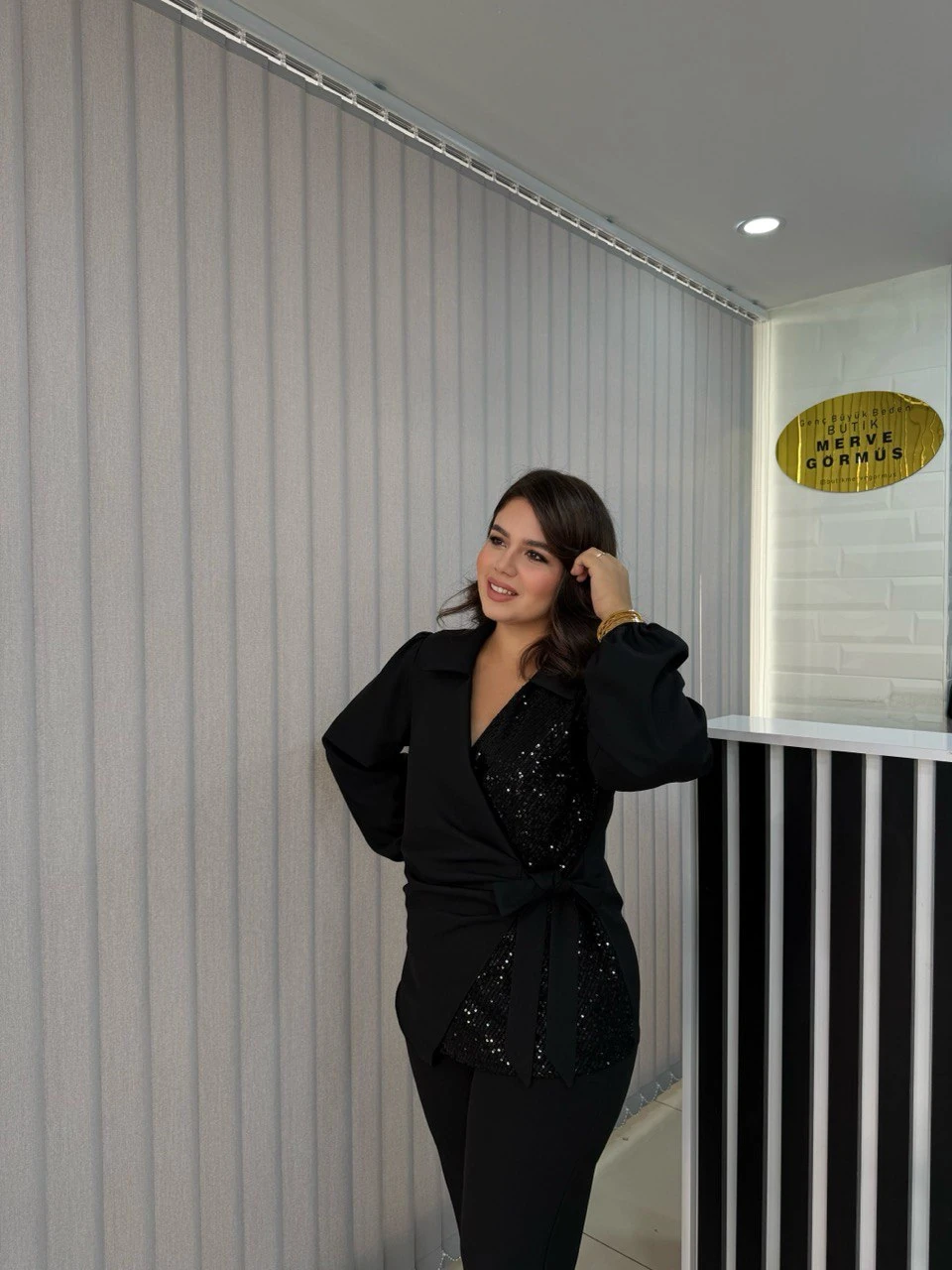 Pul Payetli Bağlama Detaylı Bluz