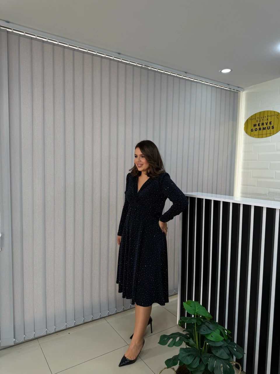 Gess Kruvaze Yaka Düğüm Detay Simli Taşlı Elbise