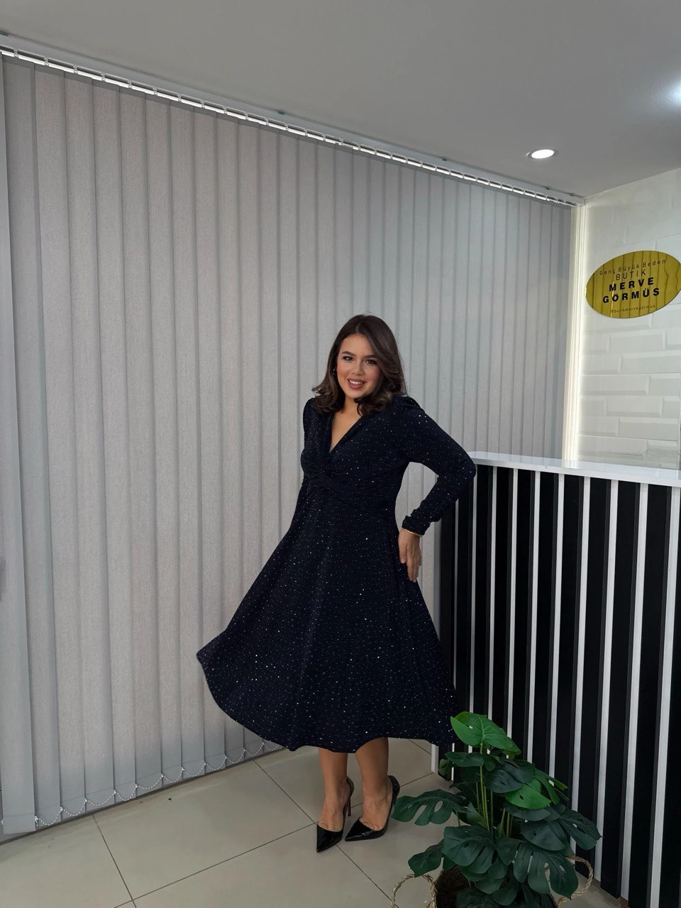 Gess Kruvaze Yaka Düğüm Detay Simli Taşlı Elbise