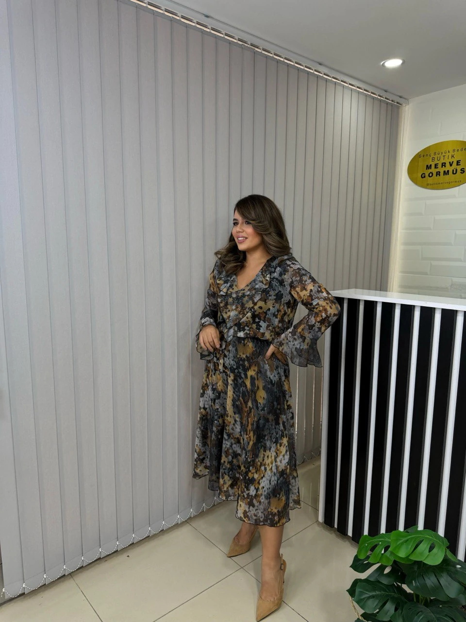 Fiore Yakası Volanlı Lüks Şifon Elbise