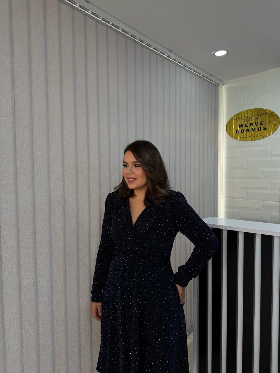 Gess Kruvaze Yaka Düğüm Detay Simli Taşlı Elbise