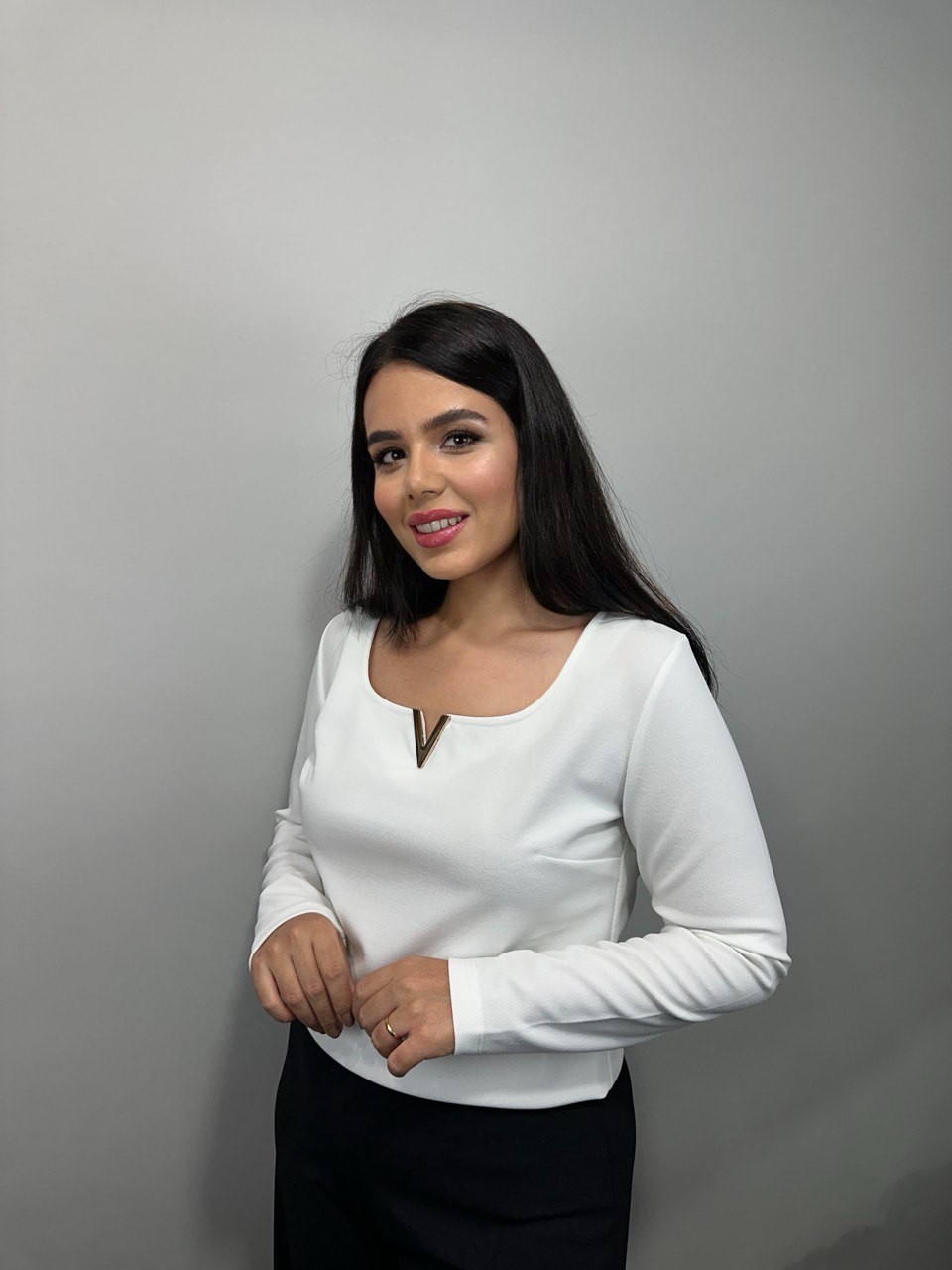 V Gold Detaylı Fit Kalıp Bluz
