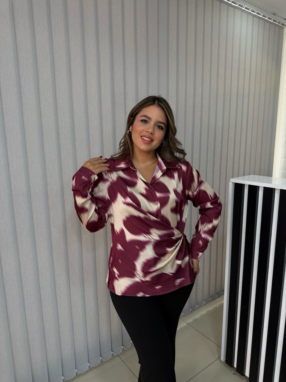 Desenli Yan Drape Detaylı Saten Bluz