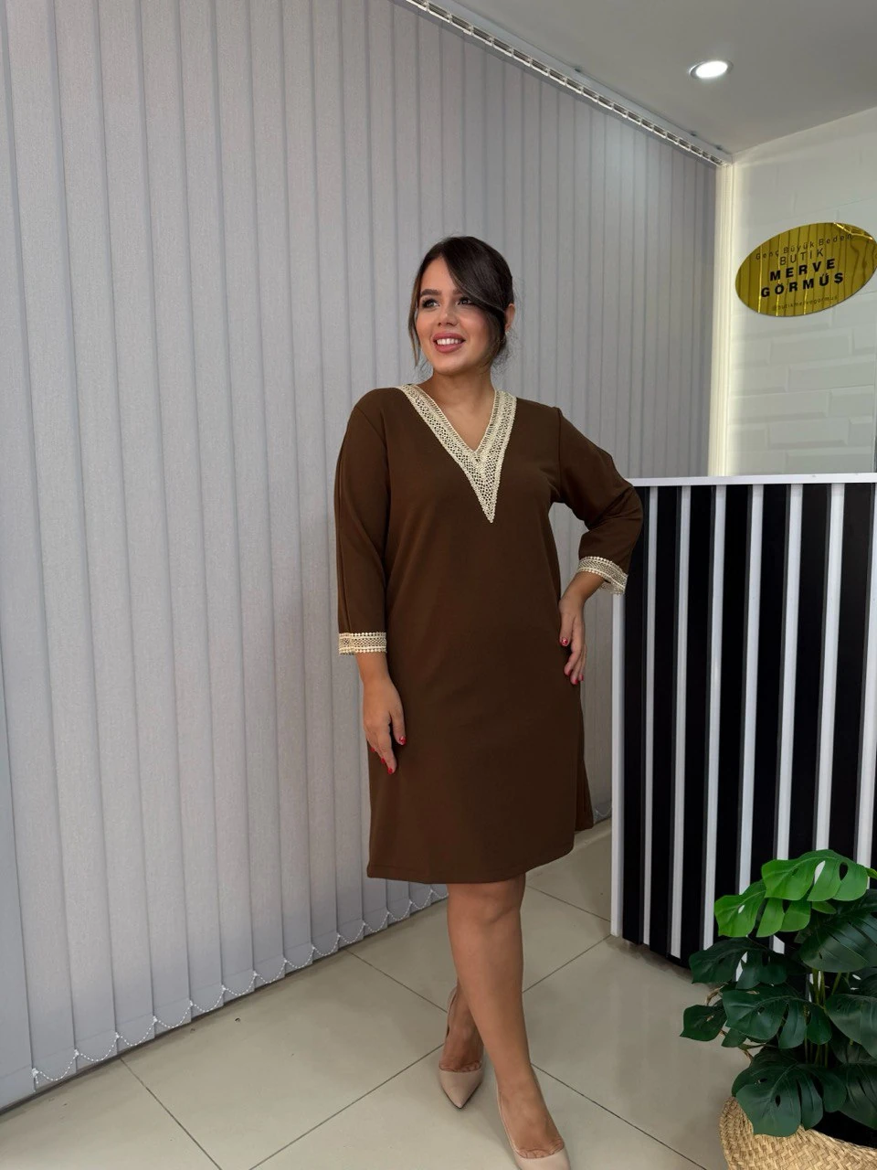 Güpür Detay Likralı Elbise - Kahverengi