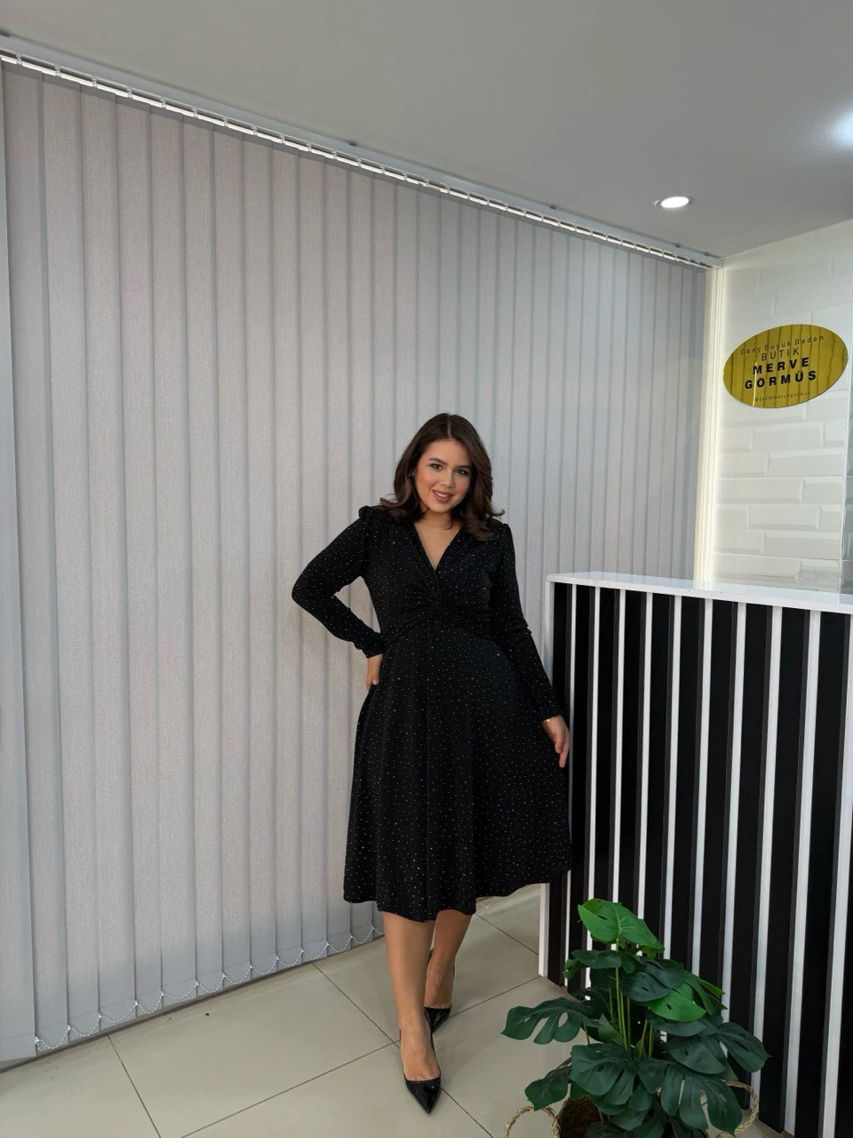 Gess Kruvaze Yaka Düğüm Detay Simli Taşlı Elbise (Ön Sipariş 12.12.2025 Kargo Çıkış)