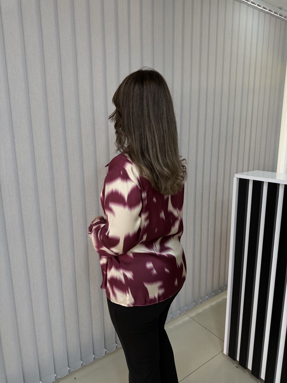 Desenli Yan Drape Detaylı Saten Bluz