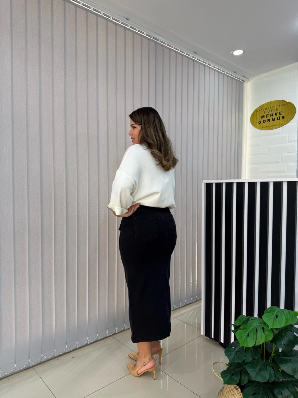 Önü Cepli Düğmeli Dar Kalıp Kot Etek