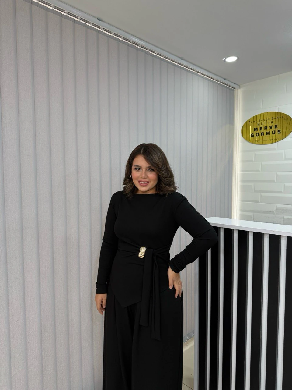 Cherry Broşlu Asimetrik Kesim Takım