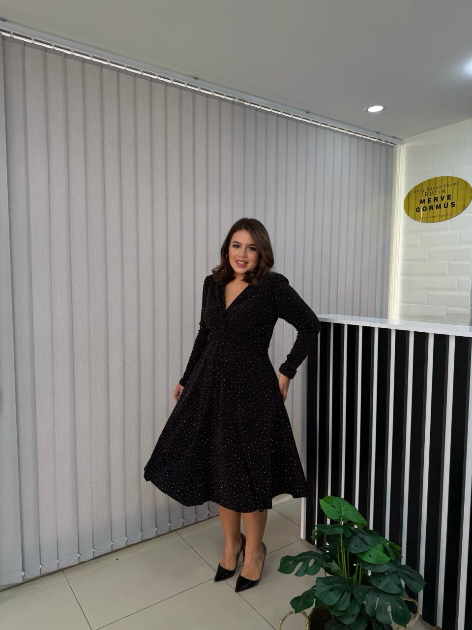 Gess Kruvaze Yaka Düğüm Detay Simli Taşlı Elbise (Ön Sipariş 12.12.2025 Kargo Çıkış)