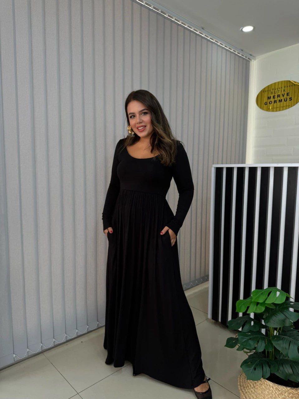 U YAKA UZUN KOLLU YIRTMAÇLI ELBİSE