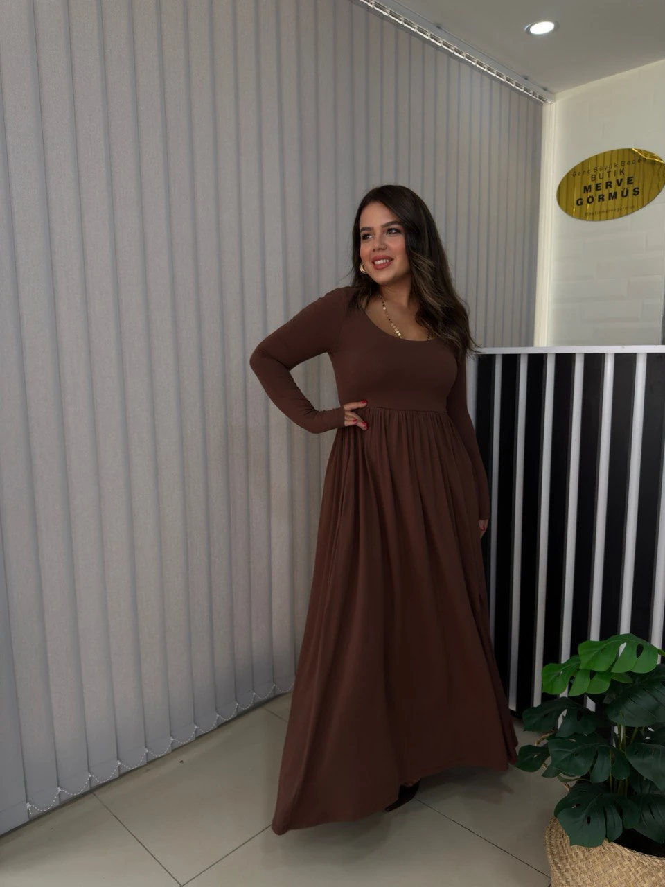 U YAKA UZUN KOLLU YIRTMAÇLI ELBİSE - Kahverengi