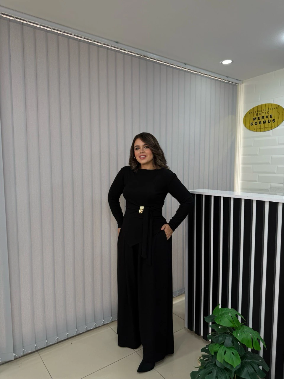 Cherry Broşlu Asimetrik Kesim Takım - Siyah