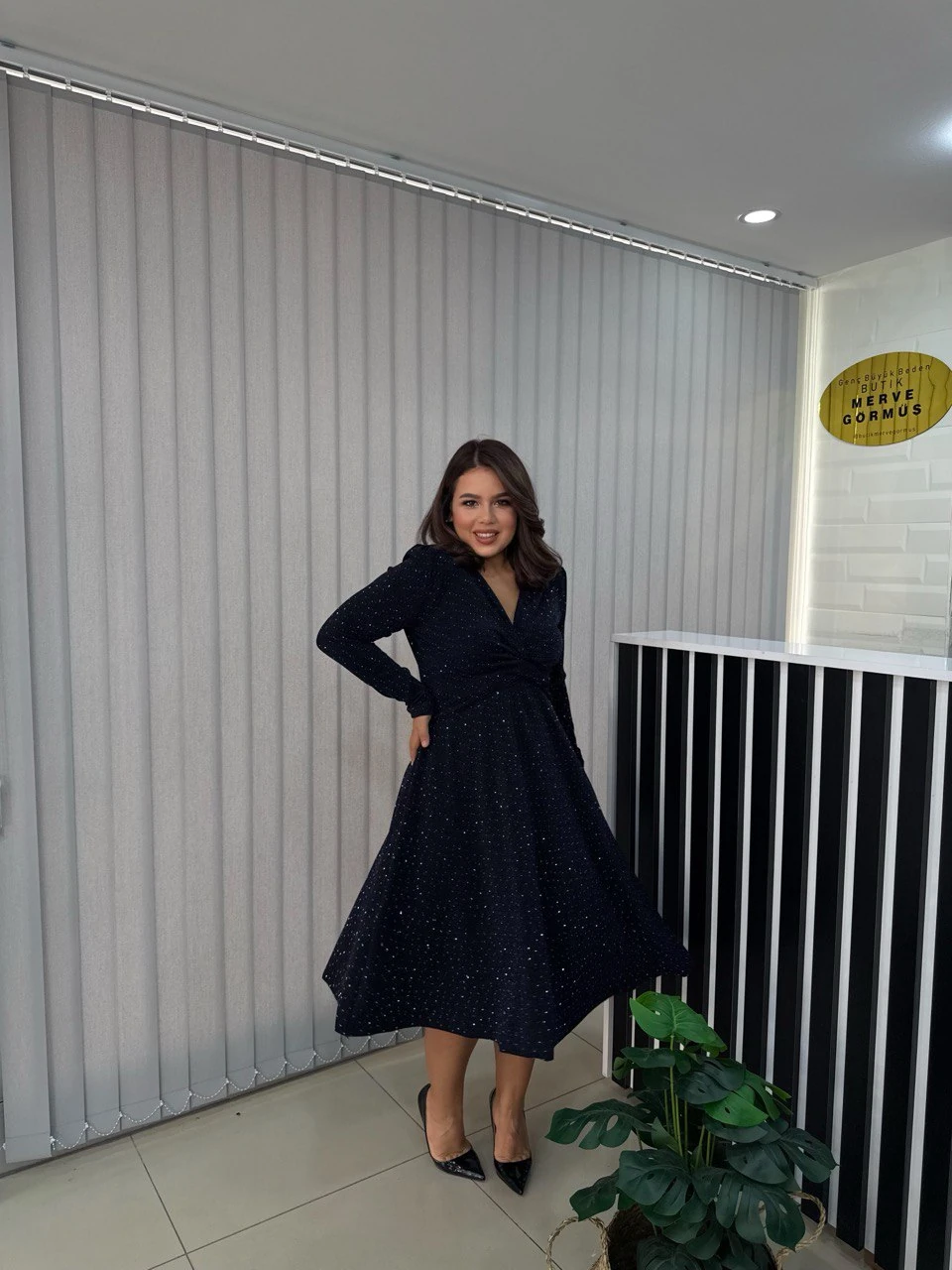 Gess Kruvaze Yaka Düğüm Detay Simli Taşlı Elbise