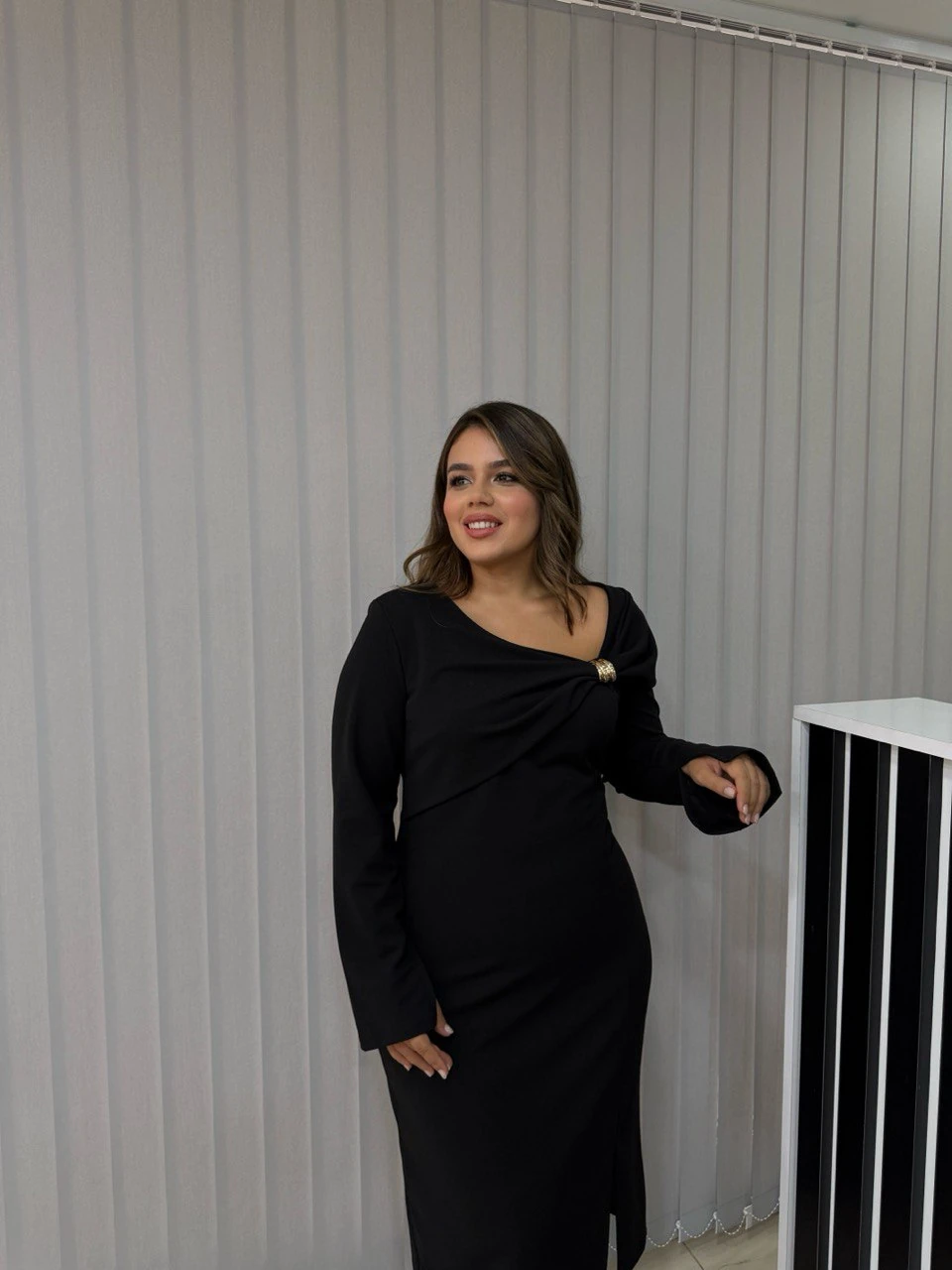 Asimetrik Yaka Broş Detaylı Likralı Krep Elbise