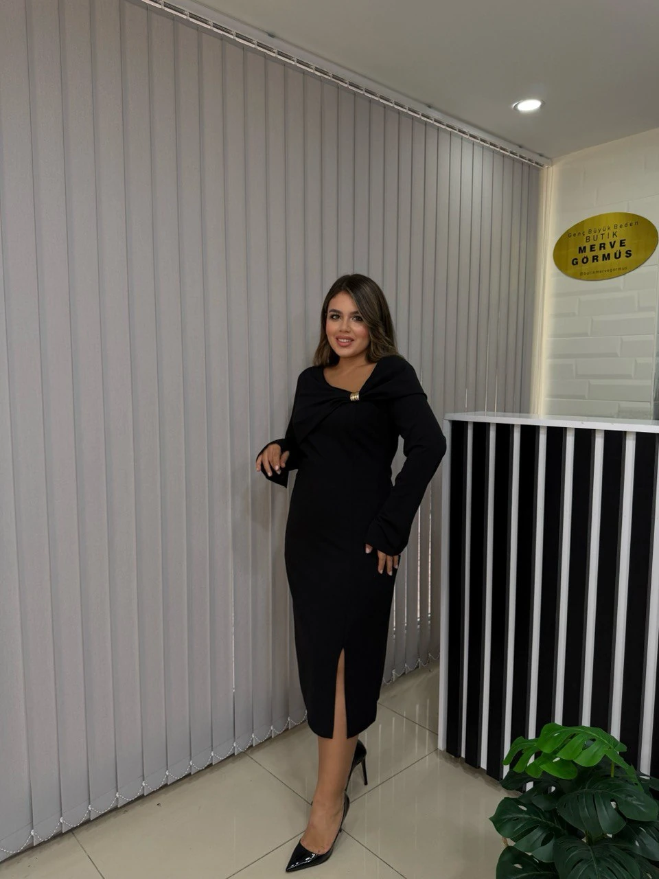 Asimetrik Yaka Broş Detaylı Likralı Krep Elbise