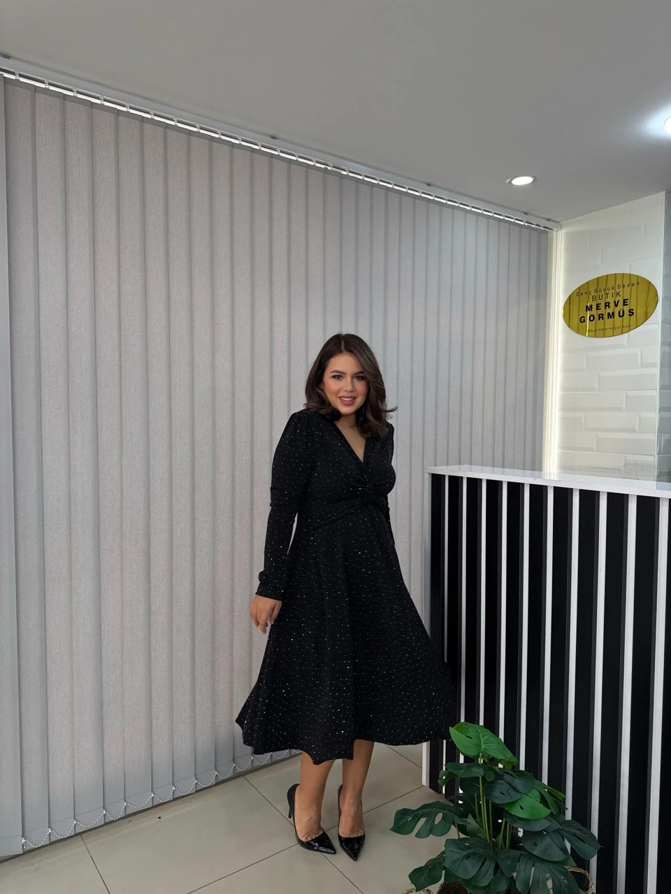 Gess Kruvaze Yaka Düğüm Detay Simli Taşlı Elbise (Ön Sipariş 12.12.2025 Kargo Çıkış)