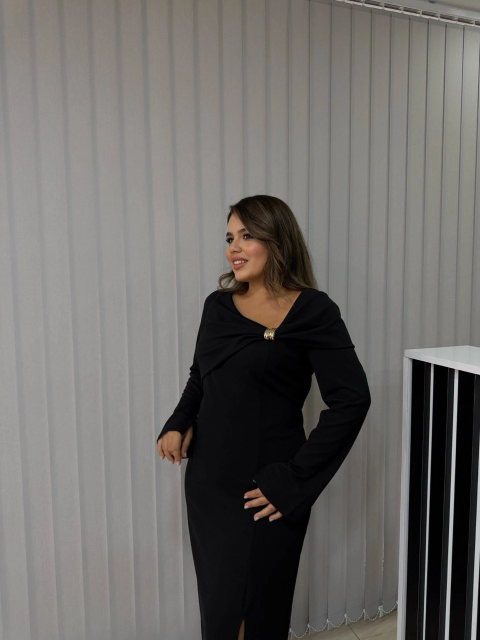 Asimetrik Yaka Broş Detaylı Likralı Krep Elbise