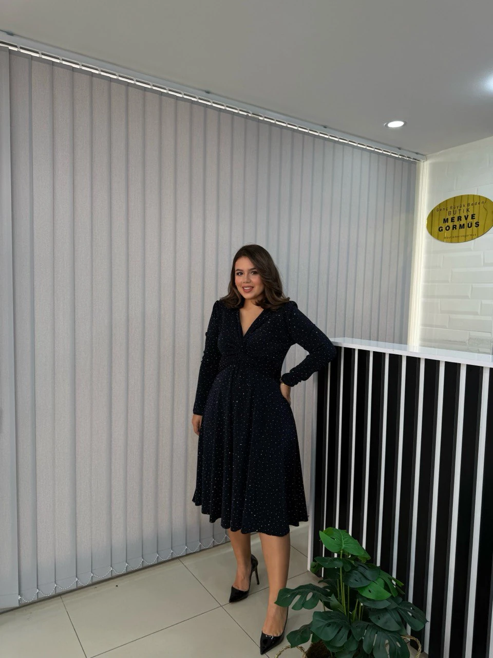 Gess Kruvaze Yaka Düğüm Detay Simli Taşlı Elbise