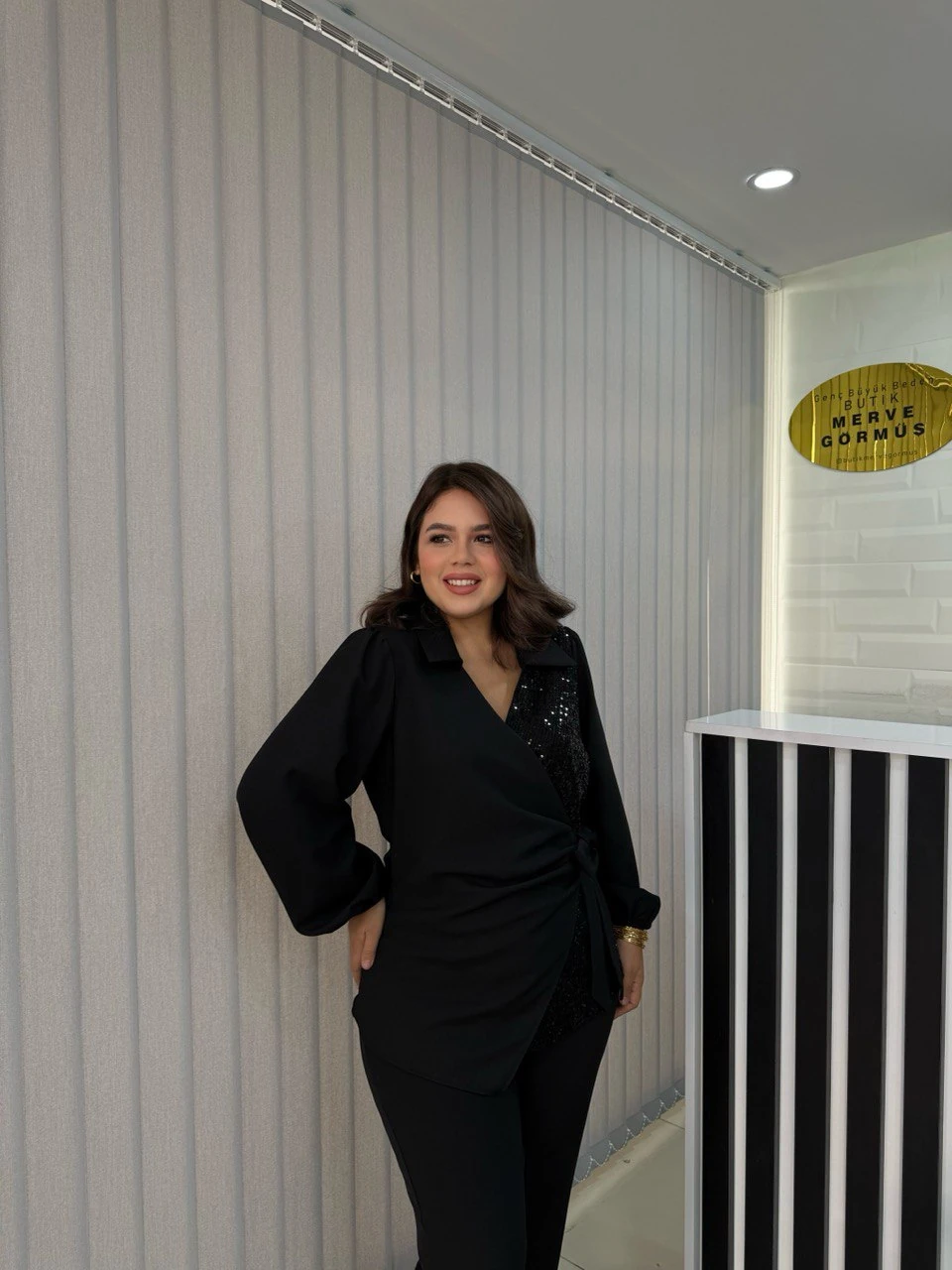 Pul Payetli Bağlama Detaylı Bluz