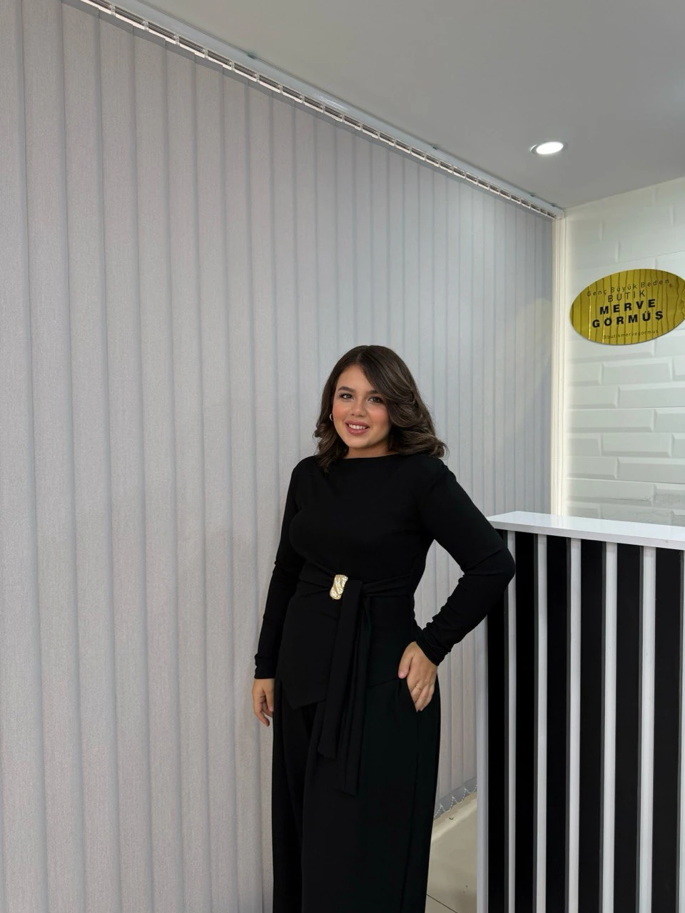 Cherry Broşlu Asimetrik Kesim Takım