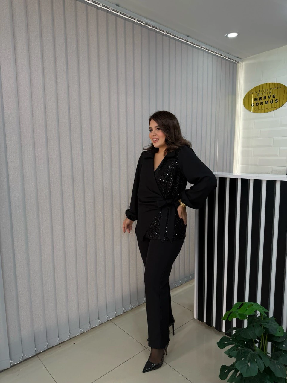 Pul Payetli Bağlama Detaylı Bluz